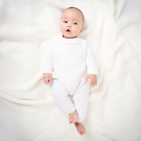 أفرول طويل بقماش التريكو الفاخر، أبيض اللون، للفتيات حديثي الولادة 